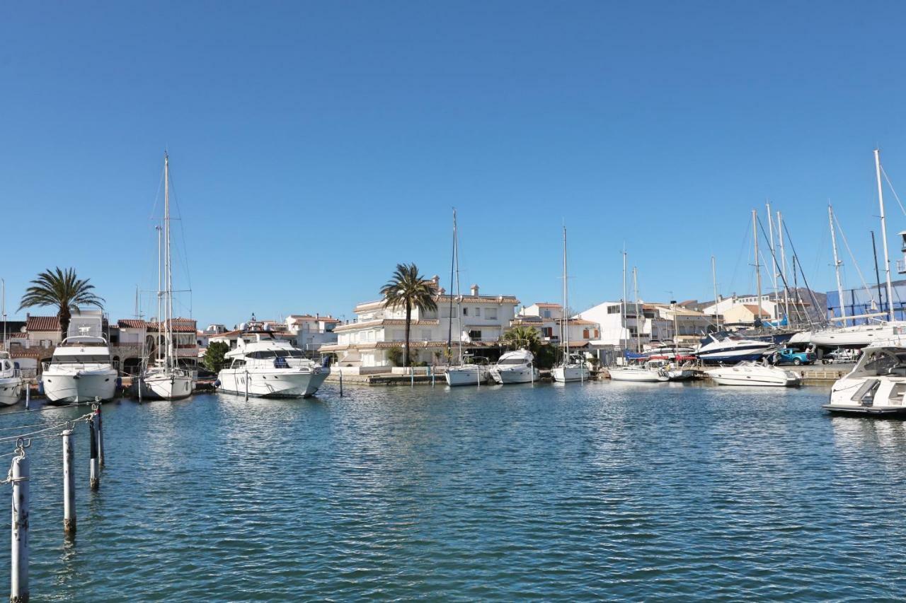 Requesens Villa Empuriabrava Exterior photo