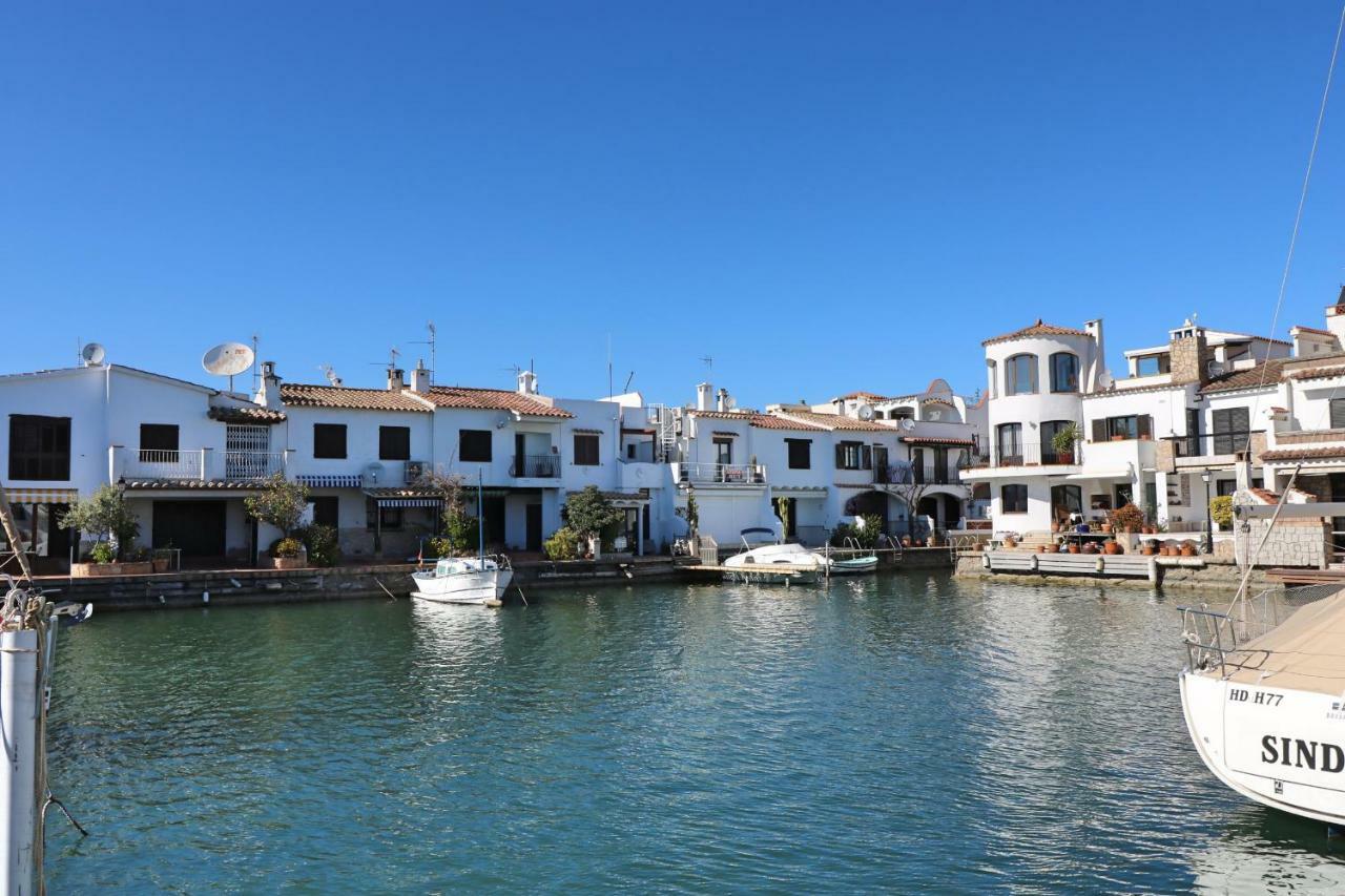 Requesens Villa Empuriabrava Exterior photo